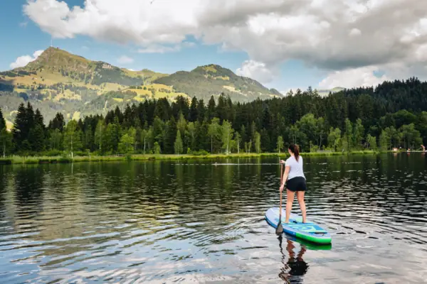 Frau auf einem Paddleboard auf einem See