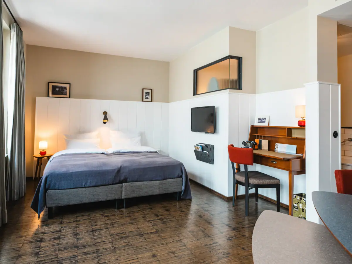 Ein Zimmer mit einem Bett und einem Schreibtisch.