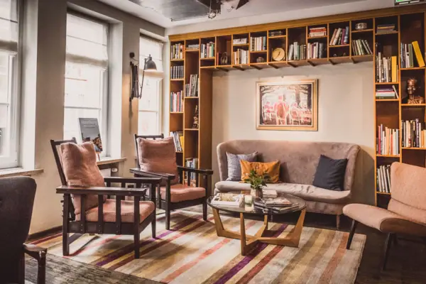 Loungebereich im HENRI Hamburg mit einer Couch und Stühlen.