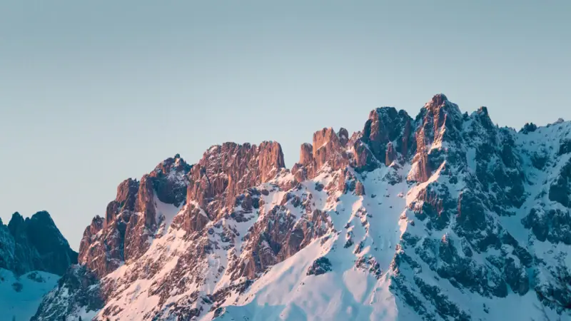 Berge bedeckt mit Schnee in Kitzbühel.
