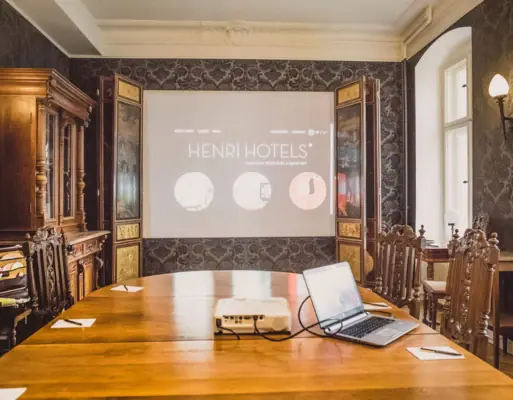 Ein Tagungsraum mit einem Tisch und einem Projektor.