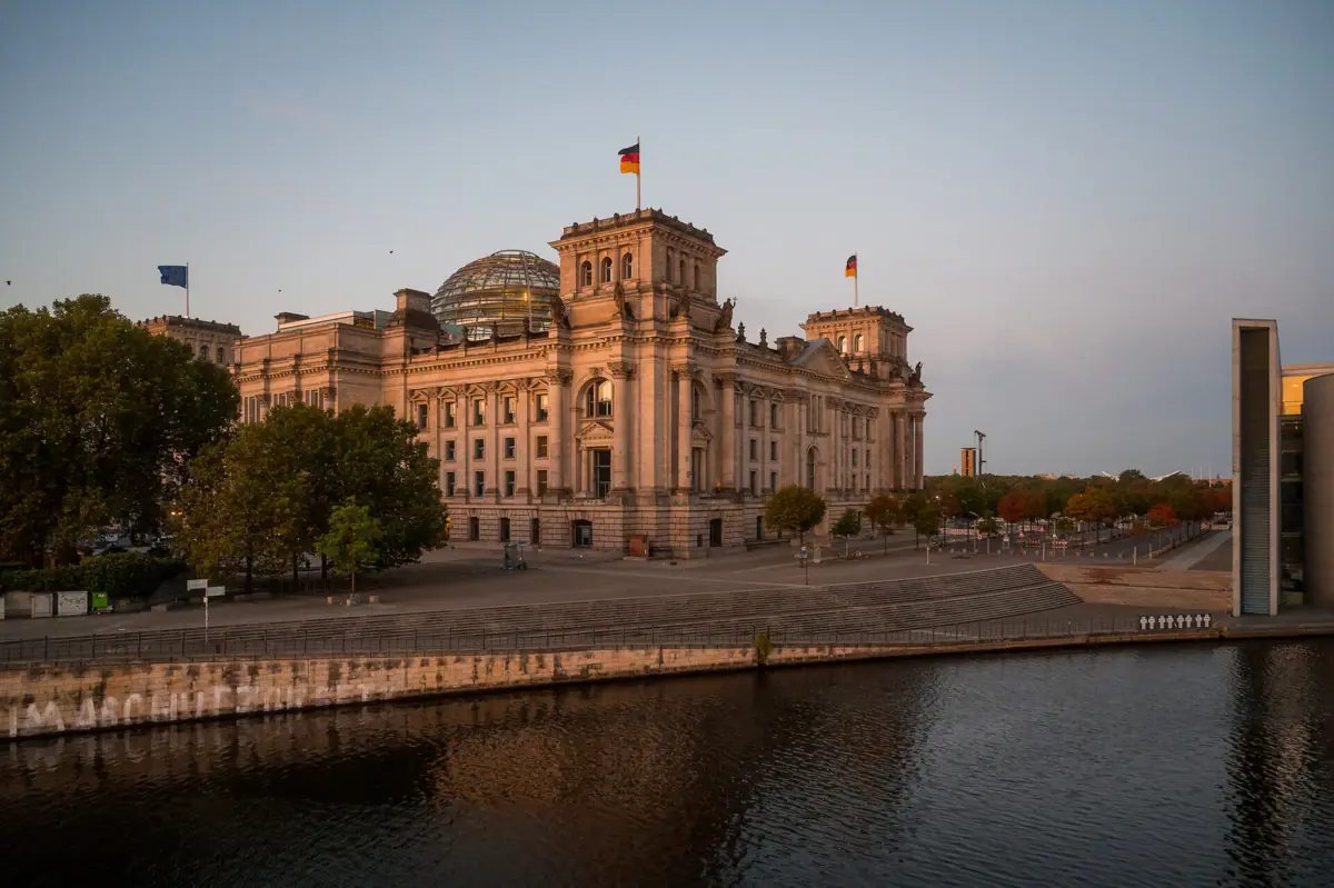 Das Reichtagsgebäude bei einer Rundfahrt auf der Spree in Berlin. 
