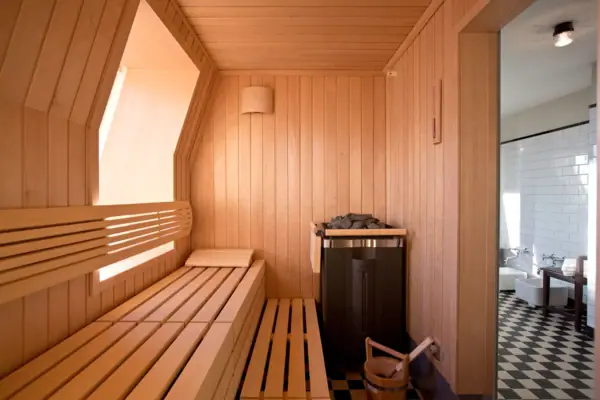 Holzbank in einer Sauna