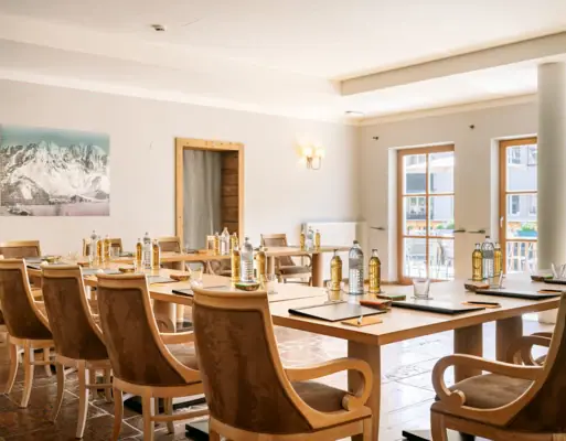 Ein Raum mit Tischen und Stühlen.