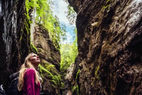 Partnachklamm Garmisch-Partenkirchen Eine Frau blickt in einer Schlucht nach oben.