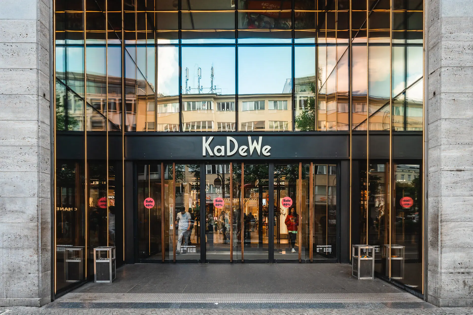 Ein Glasgebäude mit einem Schild an der Vorderseite.