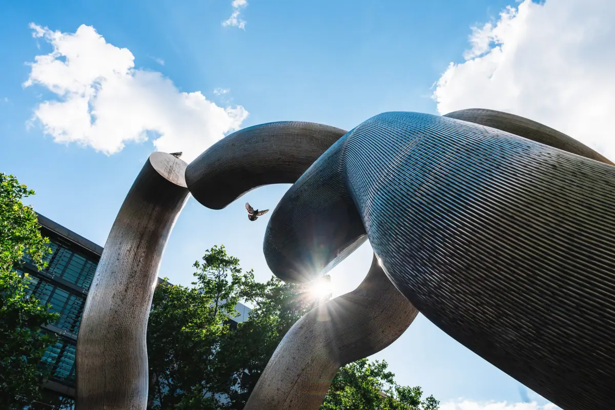 Moderne silberne Skulptur in Berlin