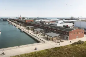 Ein Dock mit einem Gebäude und einem Gewässer.