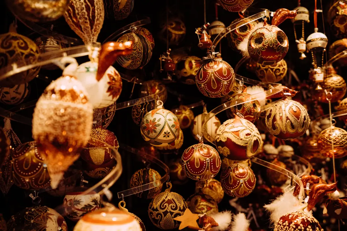 Weihnachtskugeln mit verschiedenen Verzierungen.