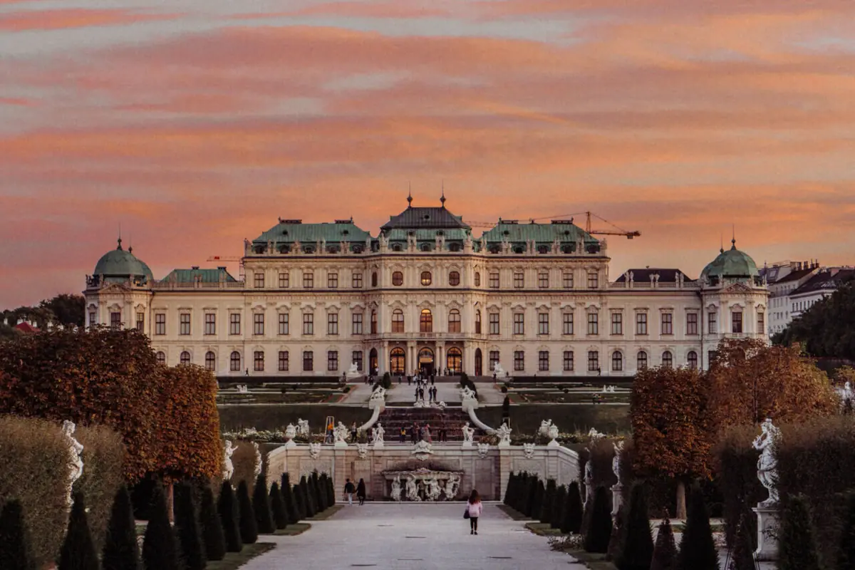 Das Schloss Belvedere Wien mit Gehweg und Bäumen.