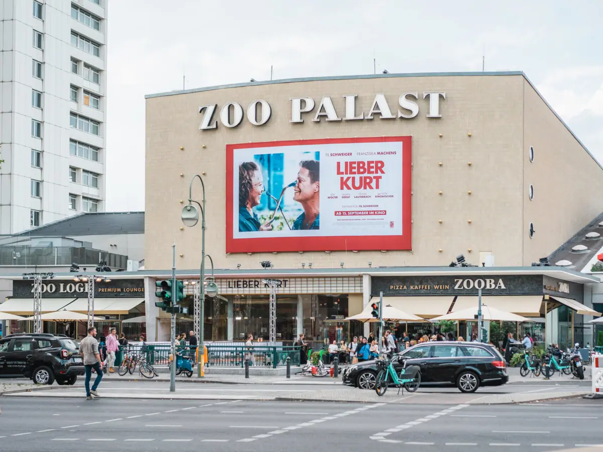 Zoo Palast Berlin mit großem Schild an der Vorderseite