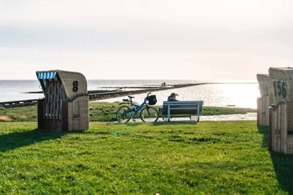 Fahrrad auf einer Bank am Wasser