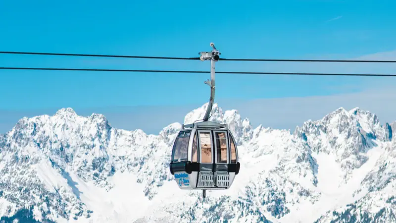 Seilbahn über schneebedecktem Berg bei Kitzbühel.