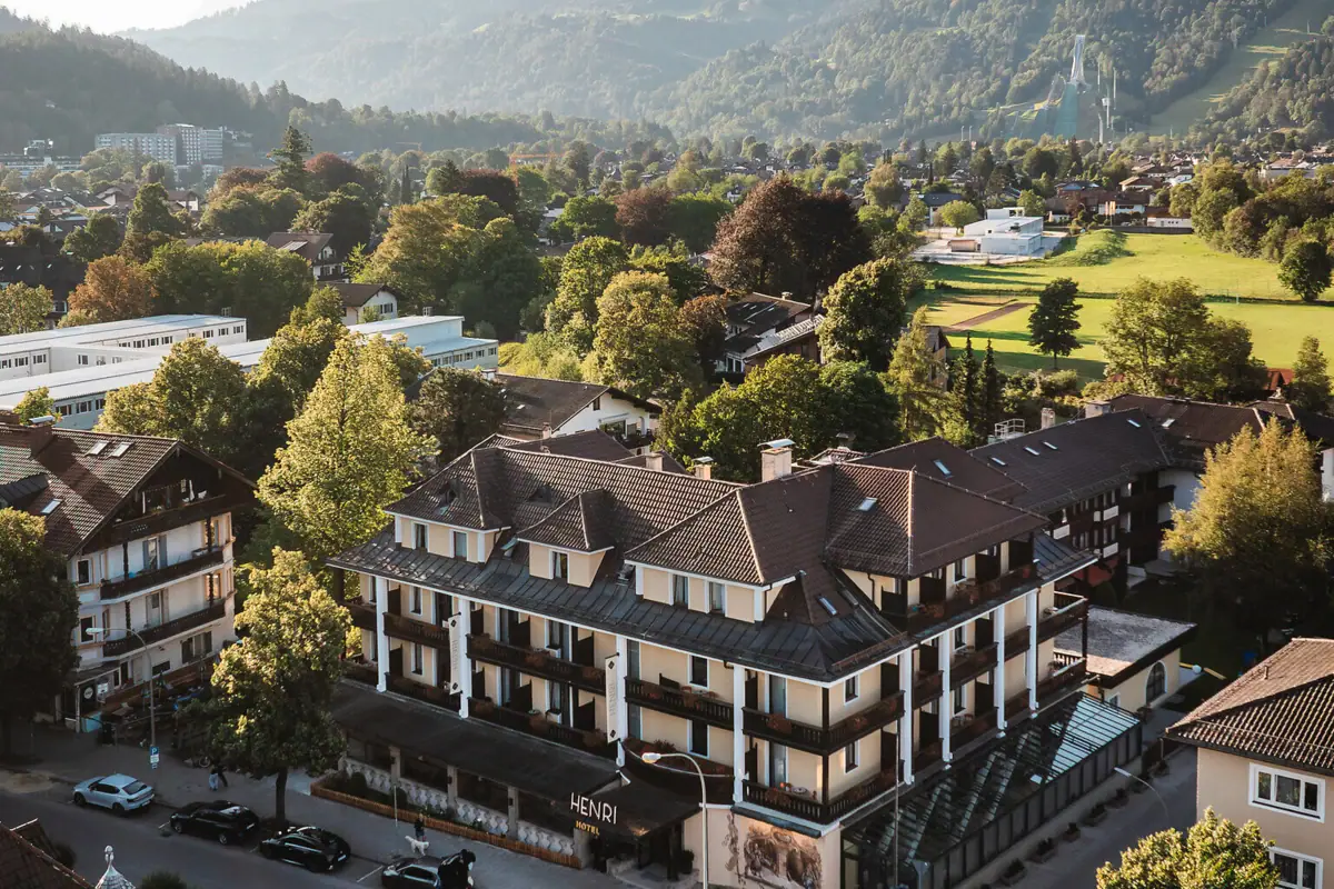 Luftaufnahme eines Hotels mit Bäumen und Gebäuden.