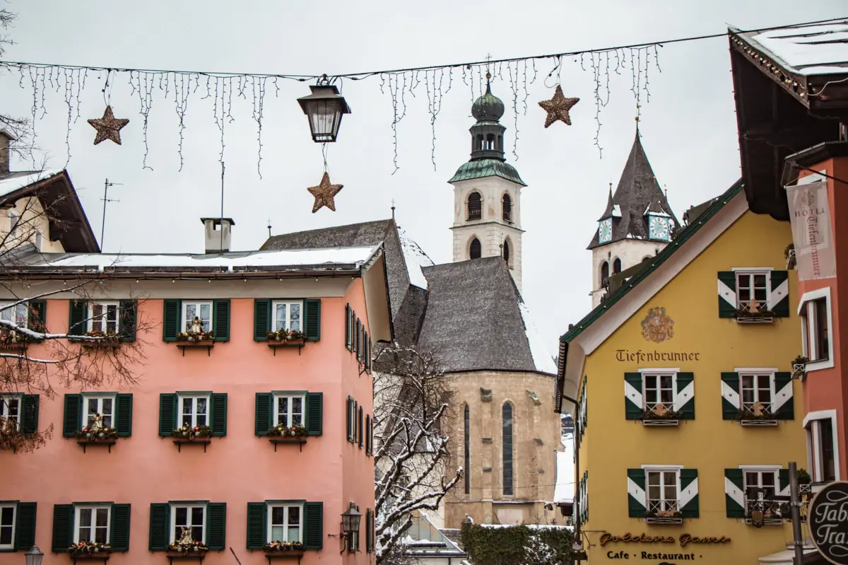Eine Gruppe von beleuchteten Gebäuden mit Lichterketten im Himmel.