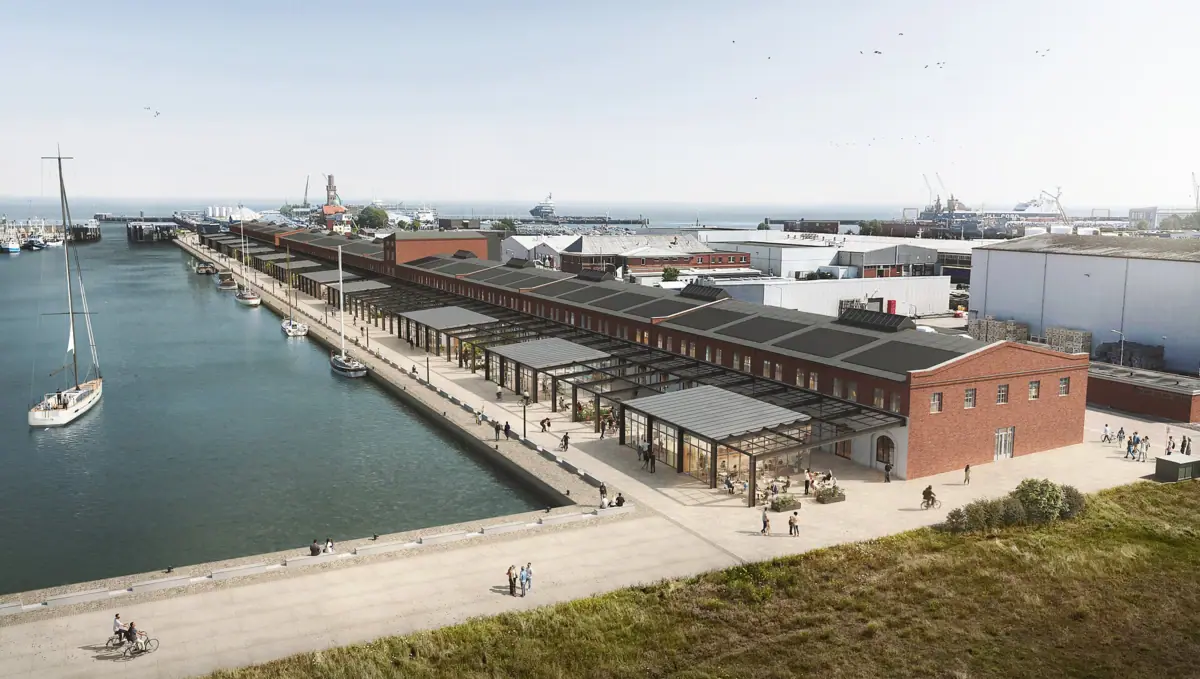 Ein Dock mit einem Gebäude und einem Gewässer.