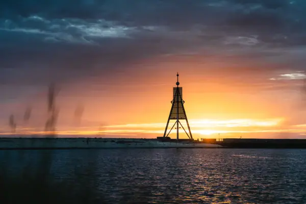 Die Kugelbake in Cuxhaven im Wattenmeer bei Abenddämmerung.
