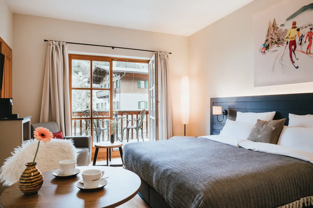 Ein Zimmer mit einem Bett, einer Couch und einem Tisch.