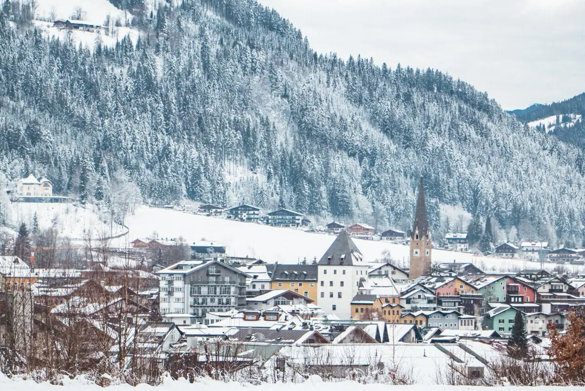 Ein verschneites Kitzbühel  im Winter.