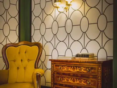 Großes Gebäude mit Personen, die auf dem Gehweg entlanglaufen.